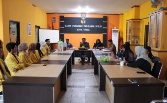 Bawaslu Kota Tegal dan Mahasiswa Magang UPS dalam pelepasan 8 Juli 2024 di Aula Bawaslu Kota Tegal