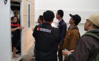 Panwaslu Kecamatan Tegal Barat sedang melakukan Patroli Kawal Hak Pilih di Rusnawa Tegalsari (17 Juli 2024)