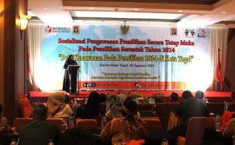 Nur Aliah Saparida memberikan sambutan saat meluncurkan Peta Kerawanan Pada Pemilihan Serentak 2024