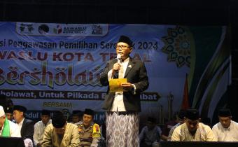 Ketua Bawaslu Kota Tegal, Fauzan Hamid, Memberikan Sambutan dalam Acara Bawaslu Kota Tegal Bersholawat