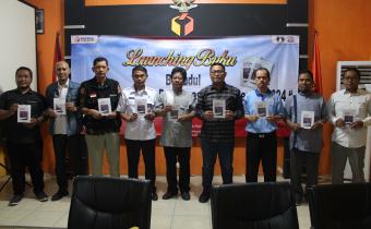Ketua Bawaslu Kota Tegal, Fauzan Hamid beserta hadirin lauching buku (18/09/2024)