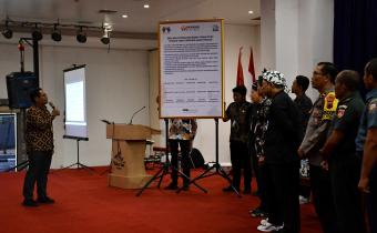Fauzan Hamid, Ketua Bawaslu Kota Tegal membacakan deklarasi damai diikuti peserta yang hadir (10/10/2024)