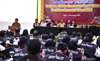 Ketua Bawaslu Kota Tegal Fauzan Hamid memberikan sambutan pada pelantikan PTPS