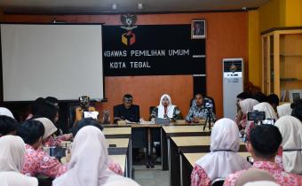 Bawaslu Kota Tegal Terima Kunjungan SMAN 4 Kota Tegal untuk Projek Penguatan Profil Pelajar Pancasila (7 November 2024)