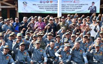 Ketua Bawaslu Kota Tegal, Fauzan Hamid foto bersama Petugas Ketertiban TPS Pilkada 2024 se-Kota Tegal, 21 November 2024