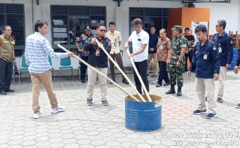 Fauzan Hamid, Ketua Bawaslu Kota Tegal ikut memusnahkan surat suara sisa di Kantor KPU Kota Tegal (26/11/2024)