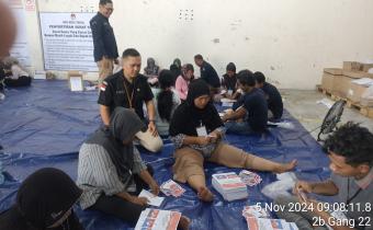 Staf Bawaslu Kota Tegal sedang melakukan pengawasan Sortir dan Lipat Surat Suara Pilkada 2024