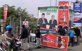 Bawaslu Kota Tegal Bersihkan Alat Peraga Kampanye Pemilihan Serentak 2024 di Masa Tenang 