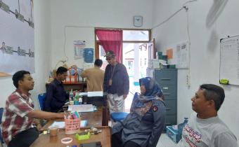 Anggota Bawaslu Kota Tegal, Nur Aliah Saparid melakukan supervisi terkait perkembangan Pendaftar PTPS di Panwascam Tegal Barat