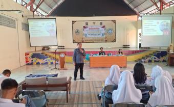 Ketua Bawaslu Kota Tegal, Fauzan Hamid menjadi narasumber pendidikan politik di SMA N 3 Tegal (26 Agustus 2024)