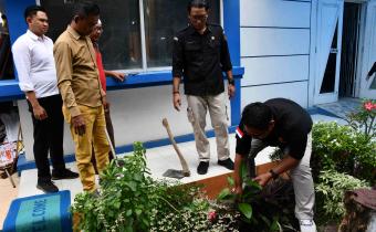 Bawaslu Kota Tegal Tanam Pohon Manggis sebagai Simbol Integritas