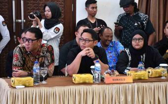 Ketua dan Anggota Bawaslu Kota Tegal (Fauzan Hamid, Nur Aliah Saparida, dan Sukristo) Awasi Penetapan Paslon Walikota dan Wakil Walikota Tegal Terpilih pada Pemilihan 2024