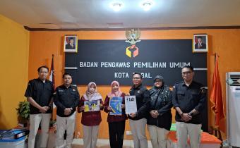 Foto Bersama Bawaslu Kota Tegal dan Universitas Pancasakti Tegal 
