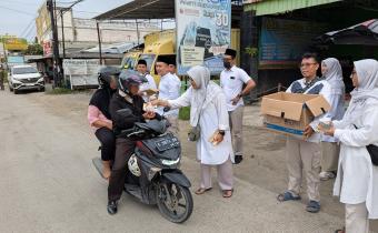 Bawaslu Kota Tegal membagikan takjil (26/3/2025)