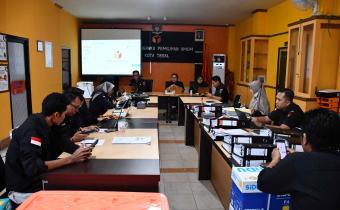 Jajaran Bawaslu Kota Tegal sedang melakukan simulasi srikandi 7 Januari 2025