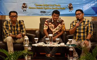 dari kiri ke kanan Sukristo, Anggota Bawaslu Kota Tegal, Kusnendro, Ketua DPRD Kota Tegal, dan Fauzan Hamid, Ketua Bawaslu Kota Tegal pada acara Rakor Pra Pelaporan, 1 Februari 2025