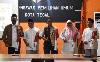 Ketua dan Anggota Bawaslu Kota Tegal, Fauzan Hamid, Sukristo dan Nur Aliah Saparida, serta Koordinator Sekretariat, Yoni Ediyanto dan Kepala Bakesbangpol Budi Saptaji memukul kentongan secara bersama launching Ngabuburit Pengawasan (4/3/2025)