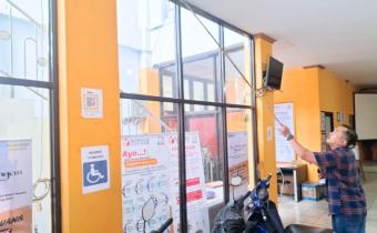 Staf Bawaslu Kota Tegal, Dede Praja Purnama sedang membersihkan kantor