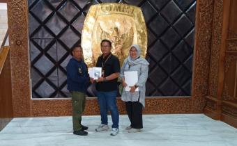 Bawaslu Kota Tegal Serahkan Buku Kaleidoskop Kerja Pengawas Ad Hoc Pemilu 2024 ke KPU Provinsi Jawa Tengah pada Rabu, 9 Januari 2025