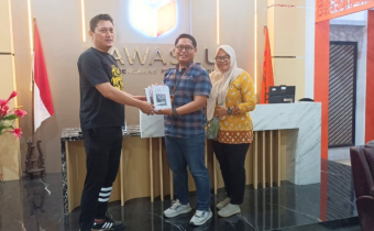 Bawaslu Kota Tegal Serahkan Buku Kaleidoskop Kerja Pengawas Ad Hoc Pemilu 2024 ke Bawaslu Provinsi Jawa Tengah