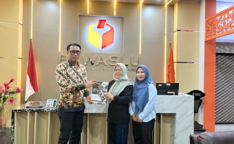 Bawaslu Kota Tegal (Sukristo, Anggota dan Niken, Staf) Serahkan Laporan Akhir Pengawasan Pencalonan Pemilihan 2024 ke Bawaslu Provinsi Jawa Tengah (Staf, Nur Laila Azizah) 