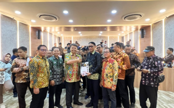 Bawaslu Kota Tegal serahkan Laporan Akhir Pengawasan Pencalonan Pemilihan 2024 dan Buku Setapak Proses Pemilu di Kota Bahari ke Bawaslu Republik Indonesia (14/01/2025)