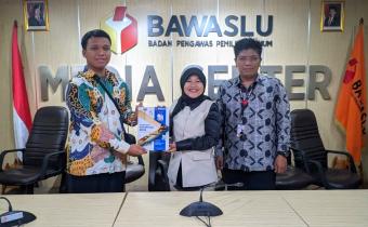Bawaslu Kota Tegal serahkan Laporan Akhir Kehumasan 2024 ke Bawaslu Republik Indonesia (17/01/2025) 