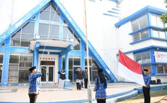 Kegiatan Pengibaran Bendera di Lingkungan Bawaslu Kota Tegal