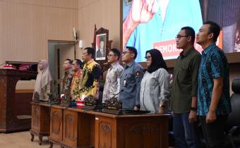 Ketua dan Anggota Bawaslu Provinsi Jawa Tengah berdiri untuk menyanyikan Indonesia Raya