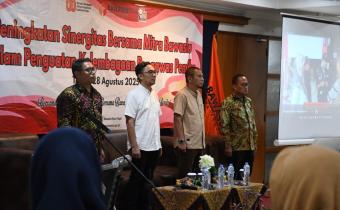 Para hadirin berdiri untuk mnyanyikan Indonesia Raya