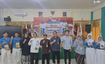 Bawaslu Kota Tegal dan sejumlah instansi lainnya berfoto dengan siswa SMA 2 Tegal