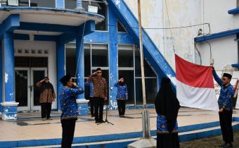 proses menaikan bendera