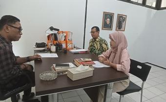 Mahasiswa UIN Walisongo sedang berkonsultasi 