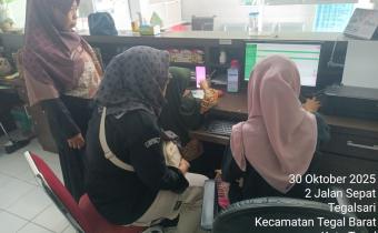 Staf Bawaslu Kota Tegal mengunjungi kelurahan untuk meminta data 