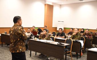 Narasumber Fajar Satriawan sedang melakukan pemaparan materi