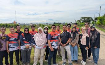Kegiatan jalan santai dalam rangka program jumat sehati