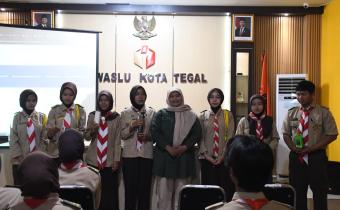 Bawaslu Kota Tegal mengukuhkan Komunitas Darmawas